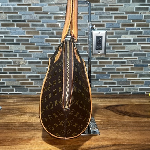 Authentic LOUIS VUITTON monogrammed Ellipse MM Handbag - Picture 4 of 9